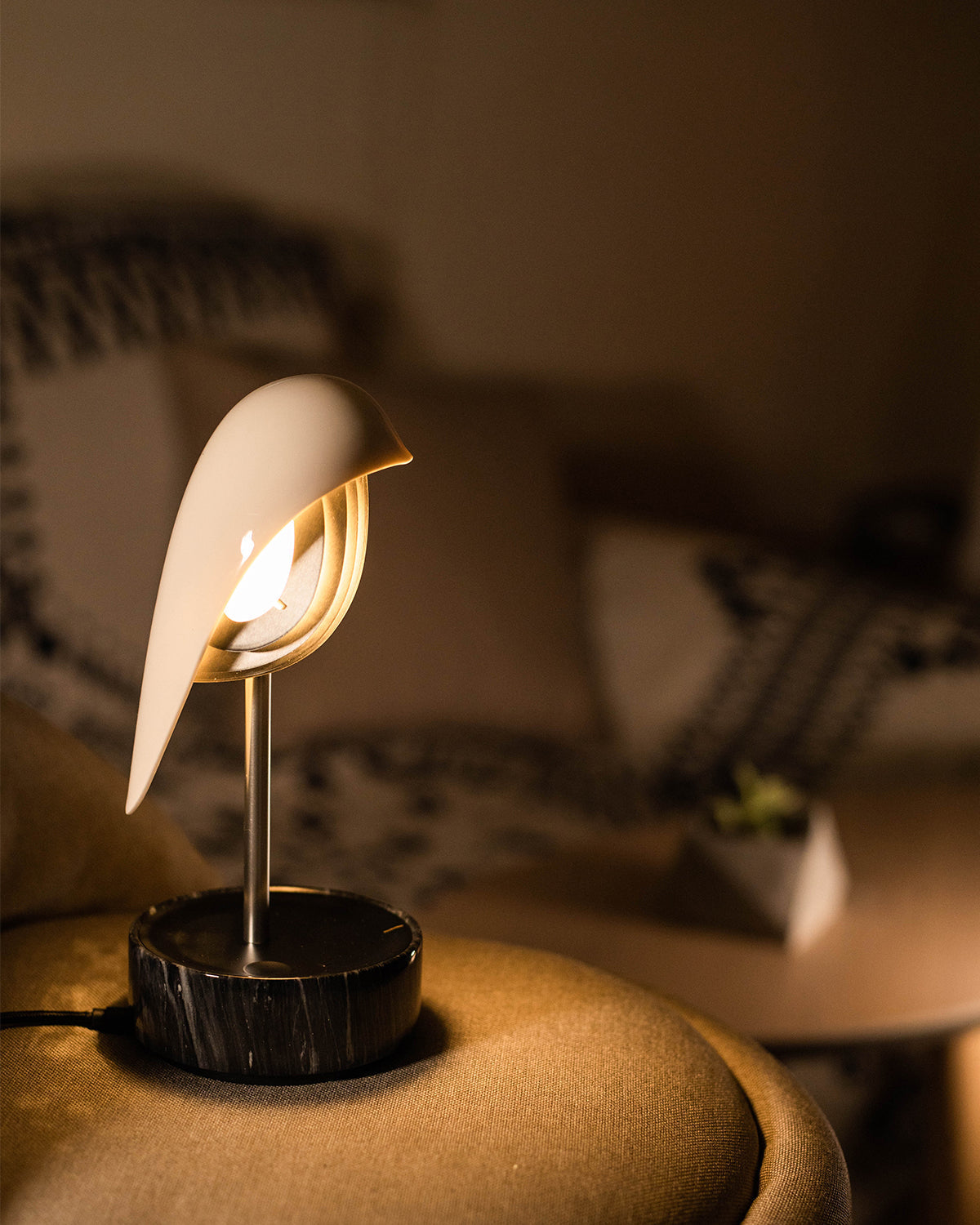 Daqiconcept Chirp Black/Silver as a bedside light at night