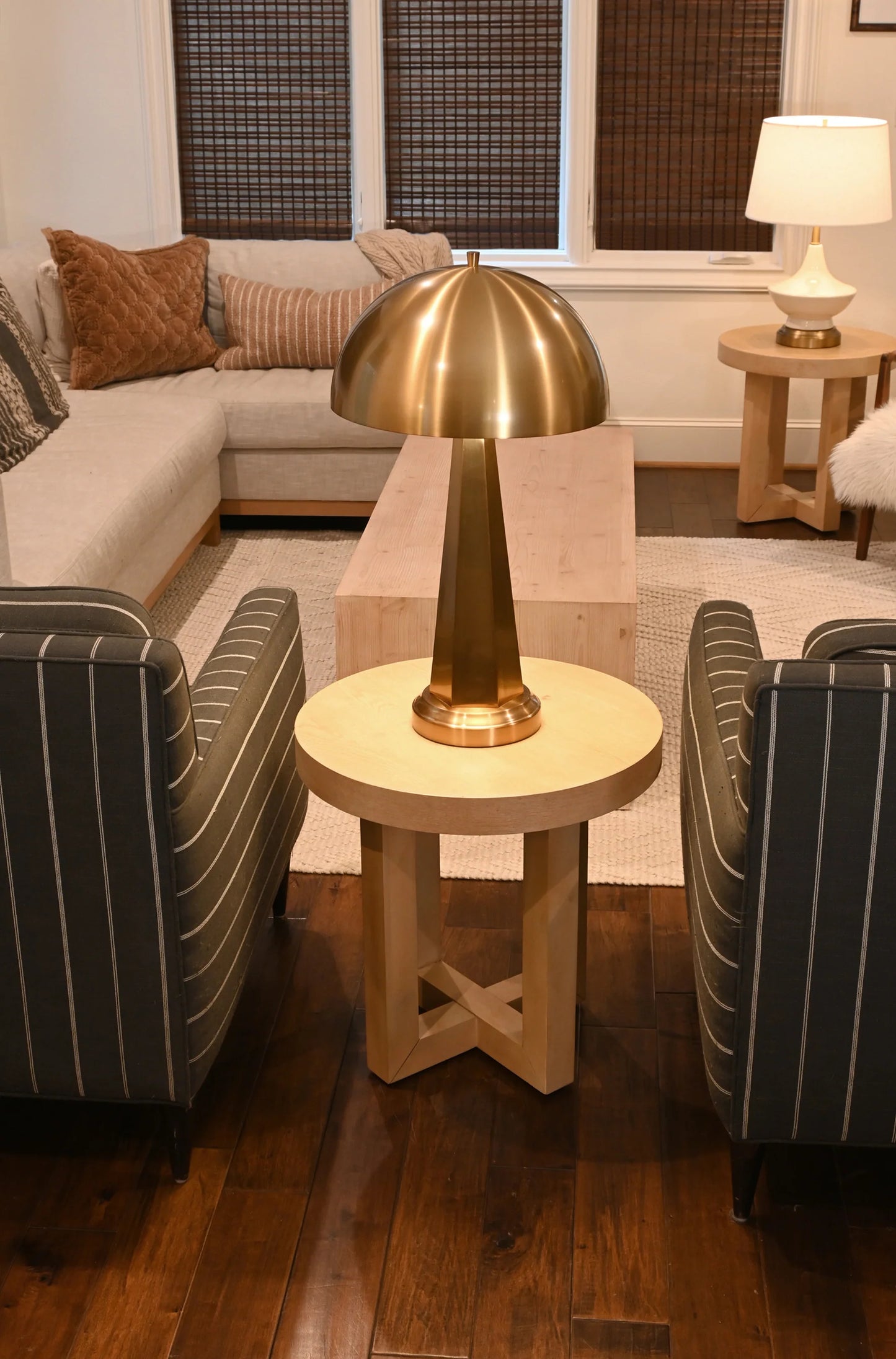 Elegant Battery-Powered Brass Lamp - Versatile for restaurants