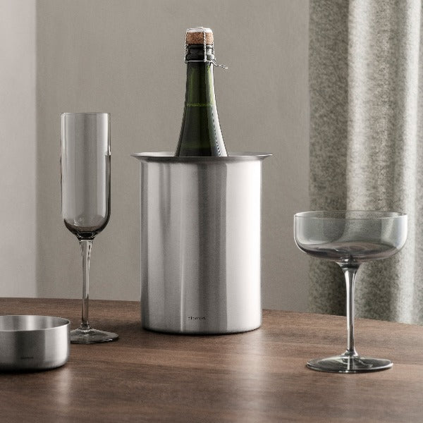 blomus FUUM Smoke Crystal Champagne Coupes 10 oz, Set of 4 – FUUM champagne coupes styled with blomus BASIC and LOUNGE