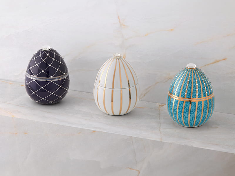 Bois de Russie 220 g ceramic egg candle by Ladenac Milano, White Gold Stripes egg with two other decors