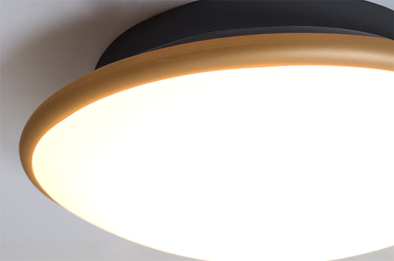 Besa Silk Opal/Gold lit, close-up of the glass cap
