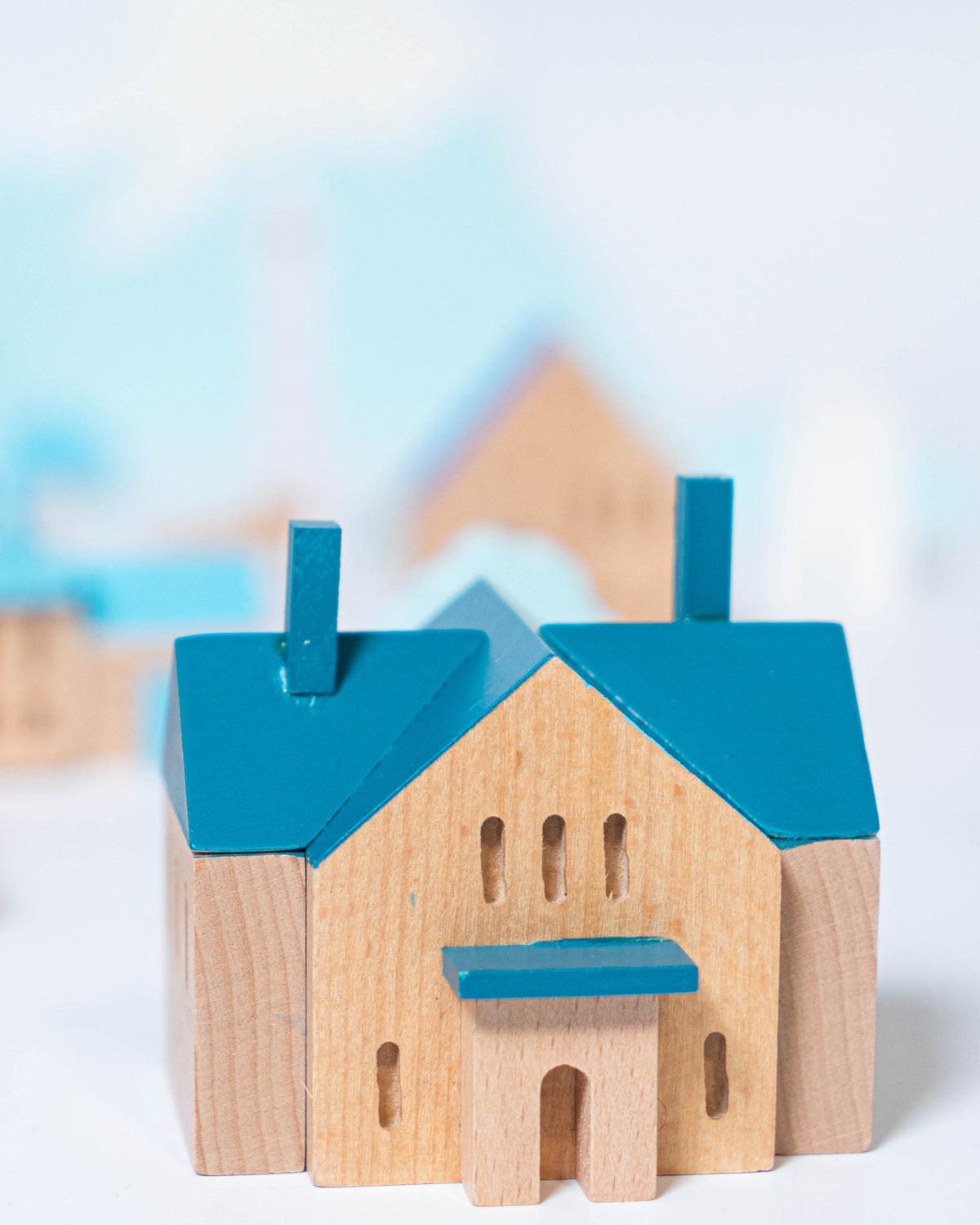 Eguchi Toys Landscape Blocks Medium – house with a blue roof