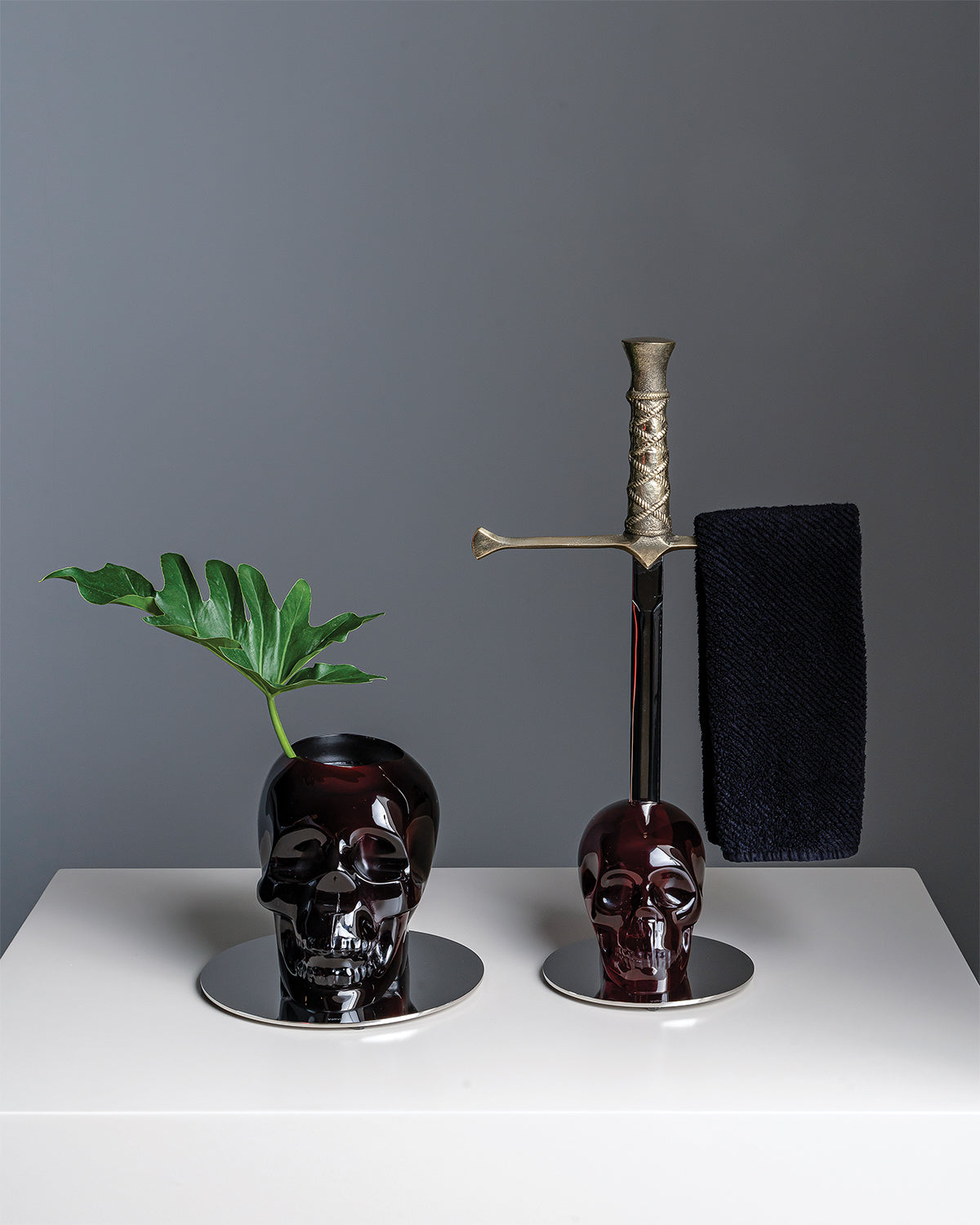 Vallvé Cranium Vintage towel rack in Red resin – photo 1