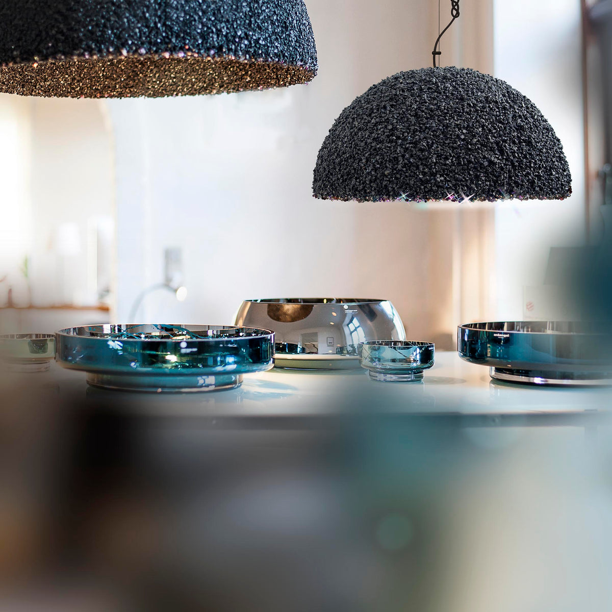 Mammalampa The Duchess – gray pendant over a kitchen island