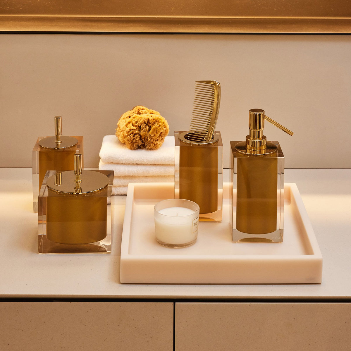Vallvé Gloss Gold soap dispenser in clear resin and gold – photo 5