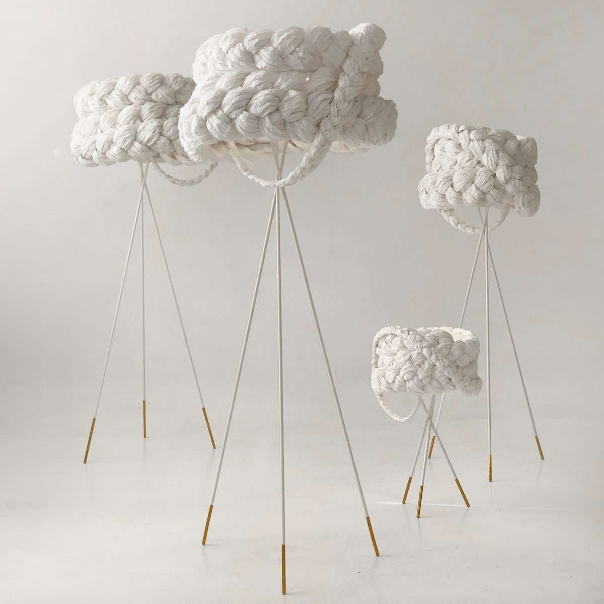 Mammalampa The Bride – floor lamps in a white interior