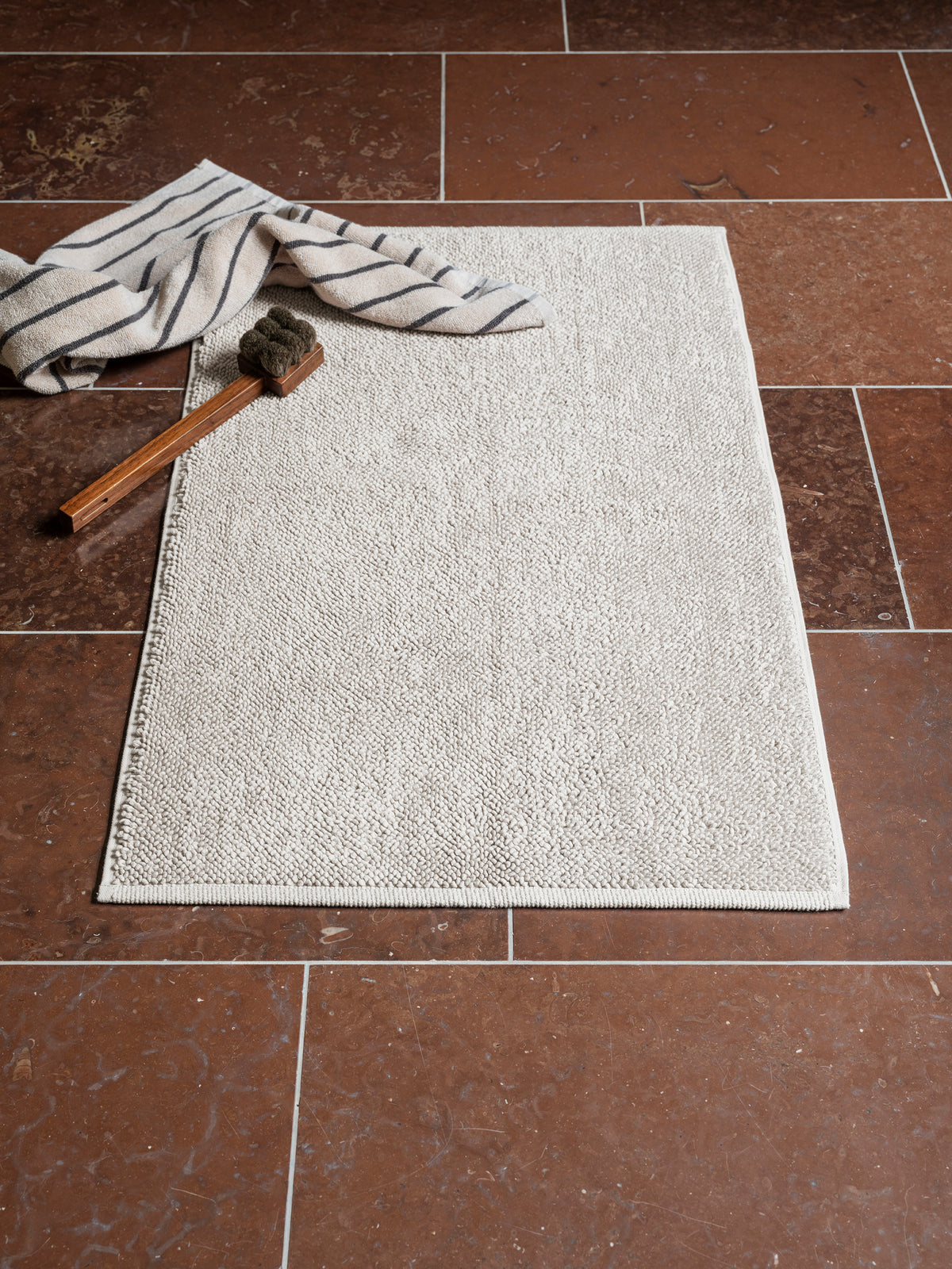 blomus KAAVU Plush Organic Cotton Bath Mat – KAAVU bath mat styled with blomus ARTO (1)