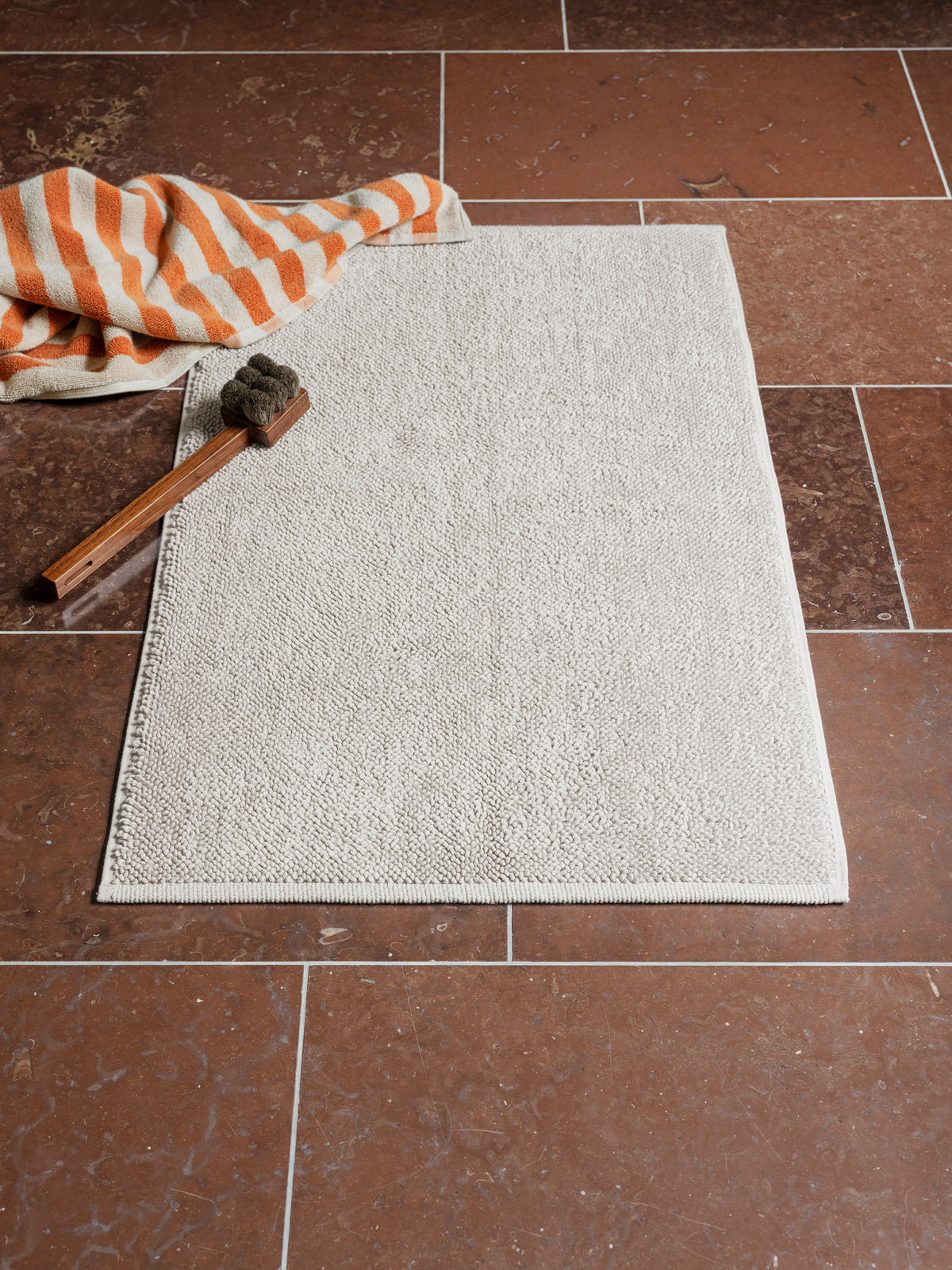 blomus KAAVU Plush Organic Cotton Bath Mat – KAAVU bath mat styled with blomus ARTO (2)