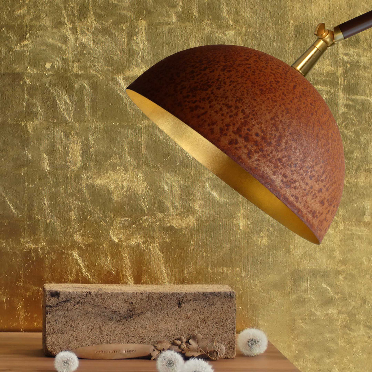 Mammalampa The Queen – dome against a gold-leaf wall