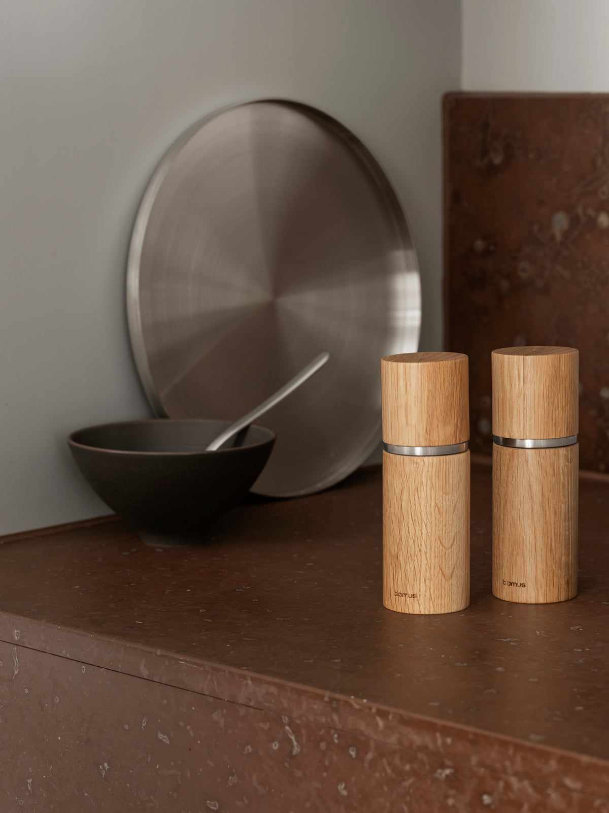 blomus PEPE Oak Salt & Pepper Mill Set, Ceramic Grinders – PEPE oak mills in a styled setting (4)