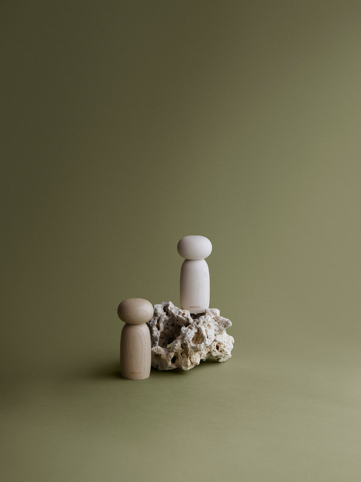 blomus MOLI Ash Wood Salt & Pepper Mill Set, Ceramic Grinders – MOLI salt and pepper mills in a styled setting (5)