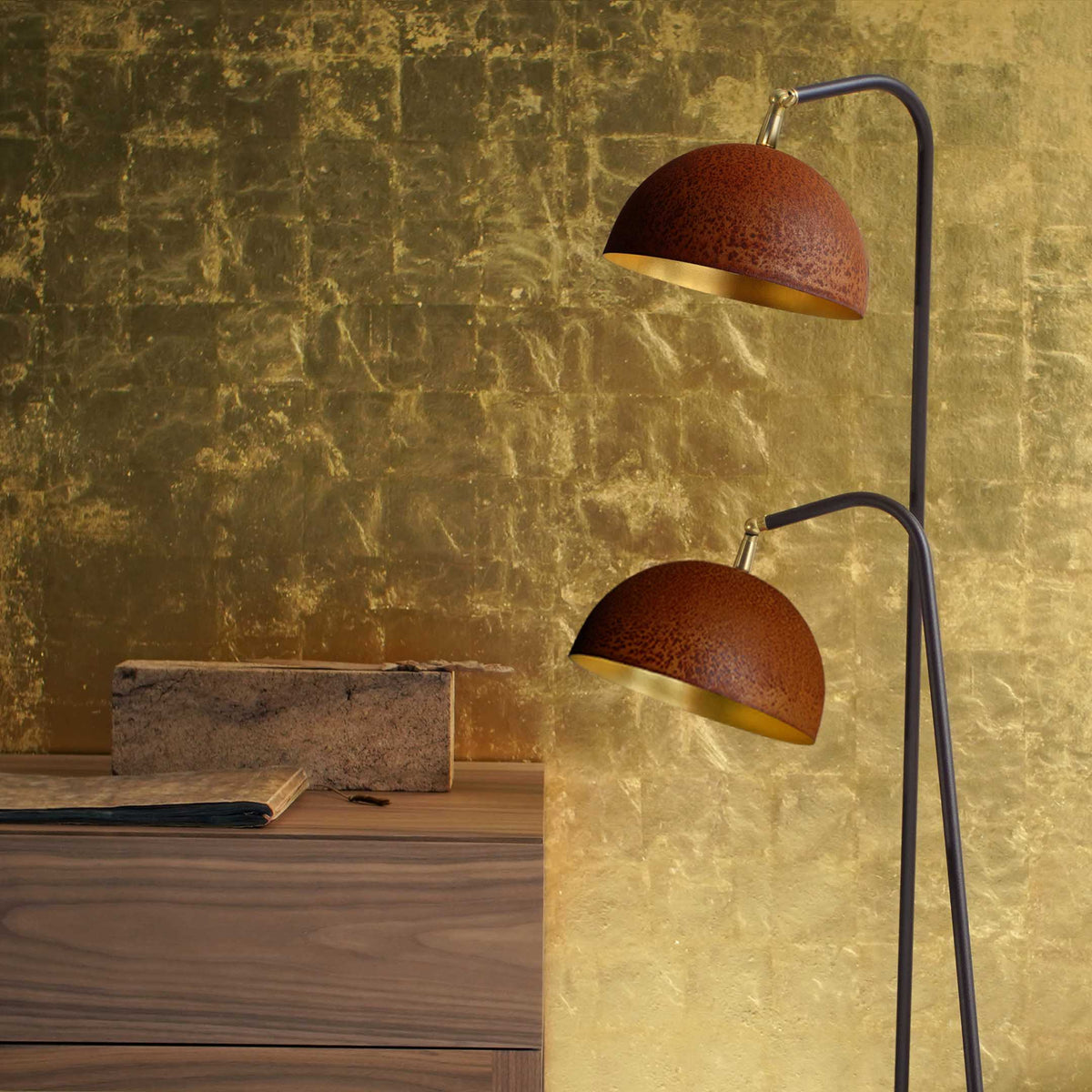 Mammalampa The Queen – double floor lamp against a gold-leaf wall