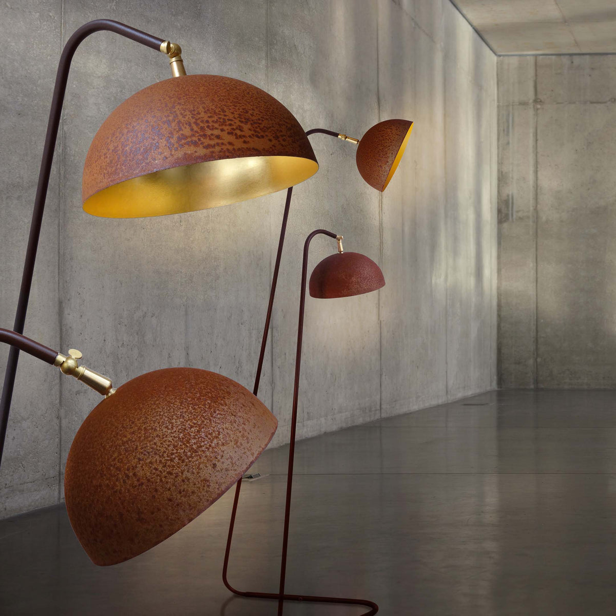 Mammalampa The Queen – the collection of pendants and floor lamps in a concrete space