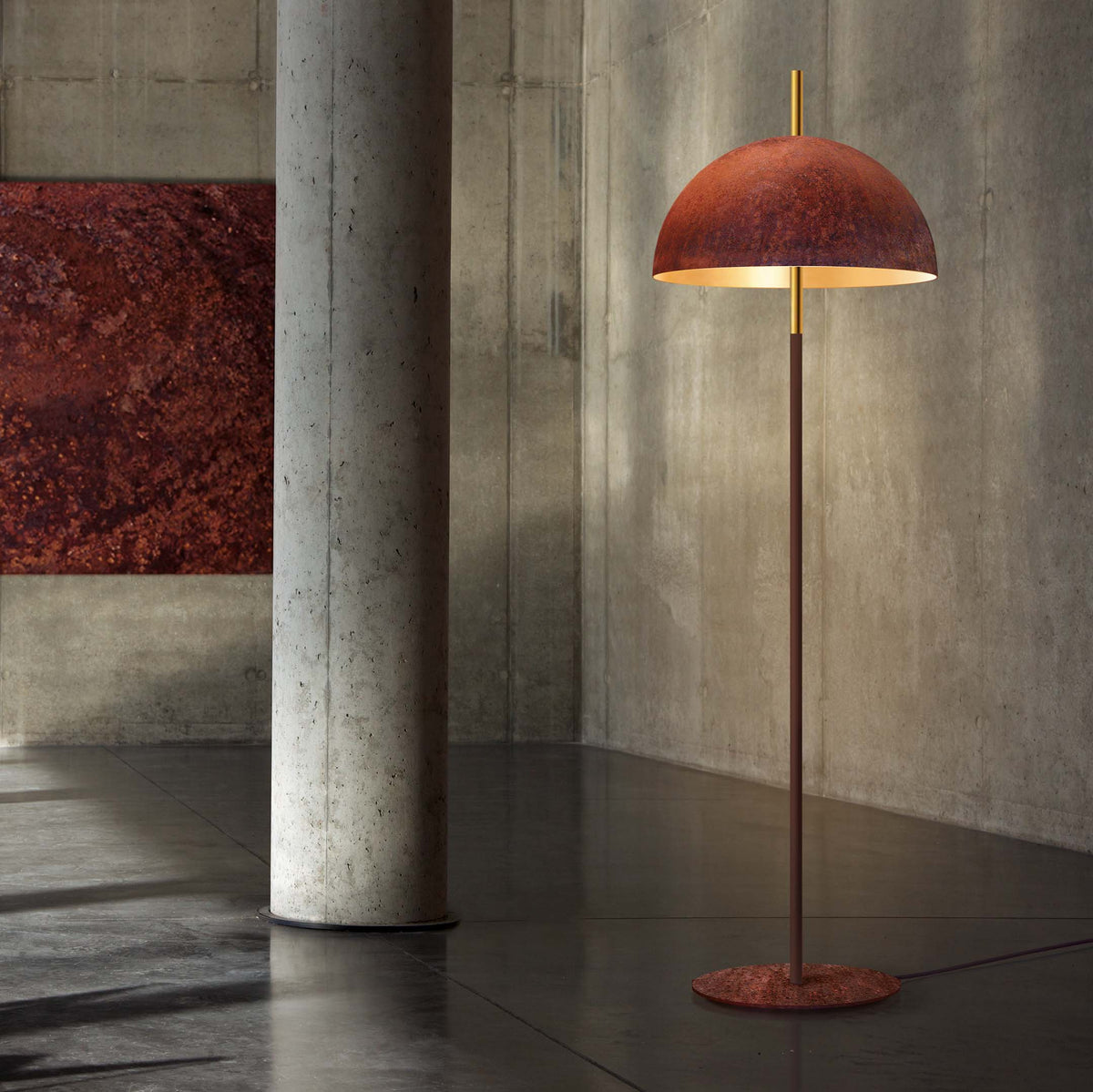 Mammalampa The Queen – floor lamp beside a concrete column