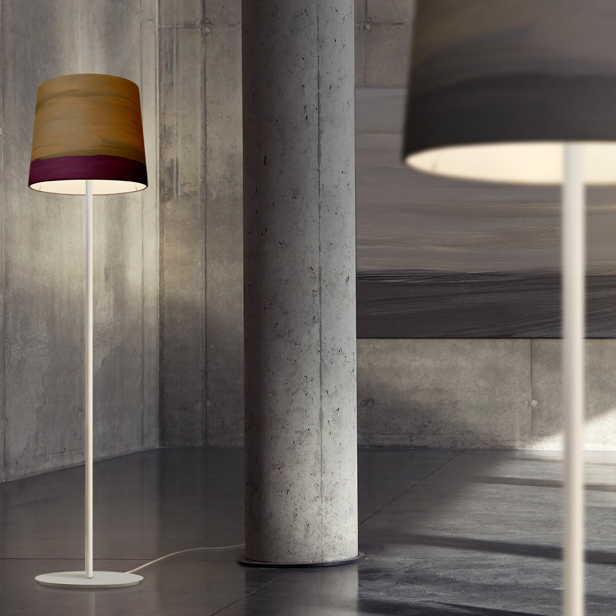 Mammalampa The Sisters – floor lamp in a concrete interior