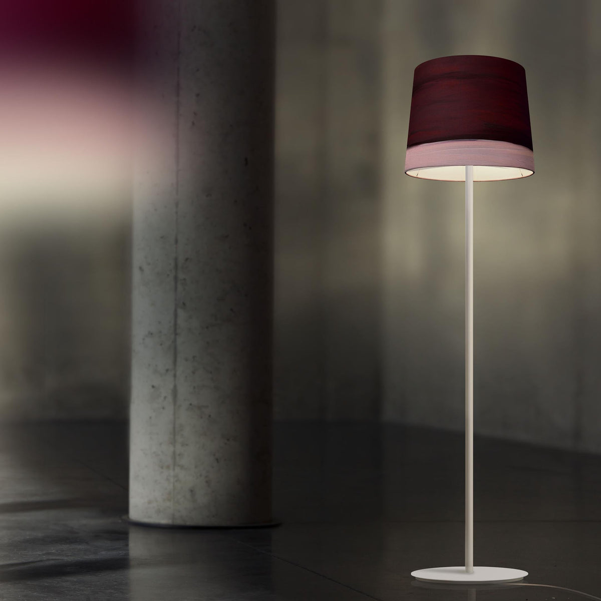 Mammalampa The Sisters – floor lamp in a concrete interior (2)