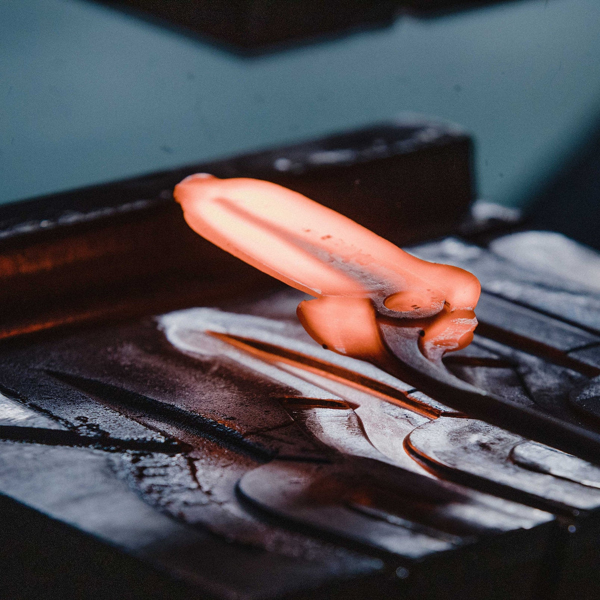 Hand-forging at the Toyama Hamono workshop, maker of the T102 (photo 5)