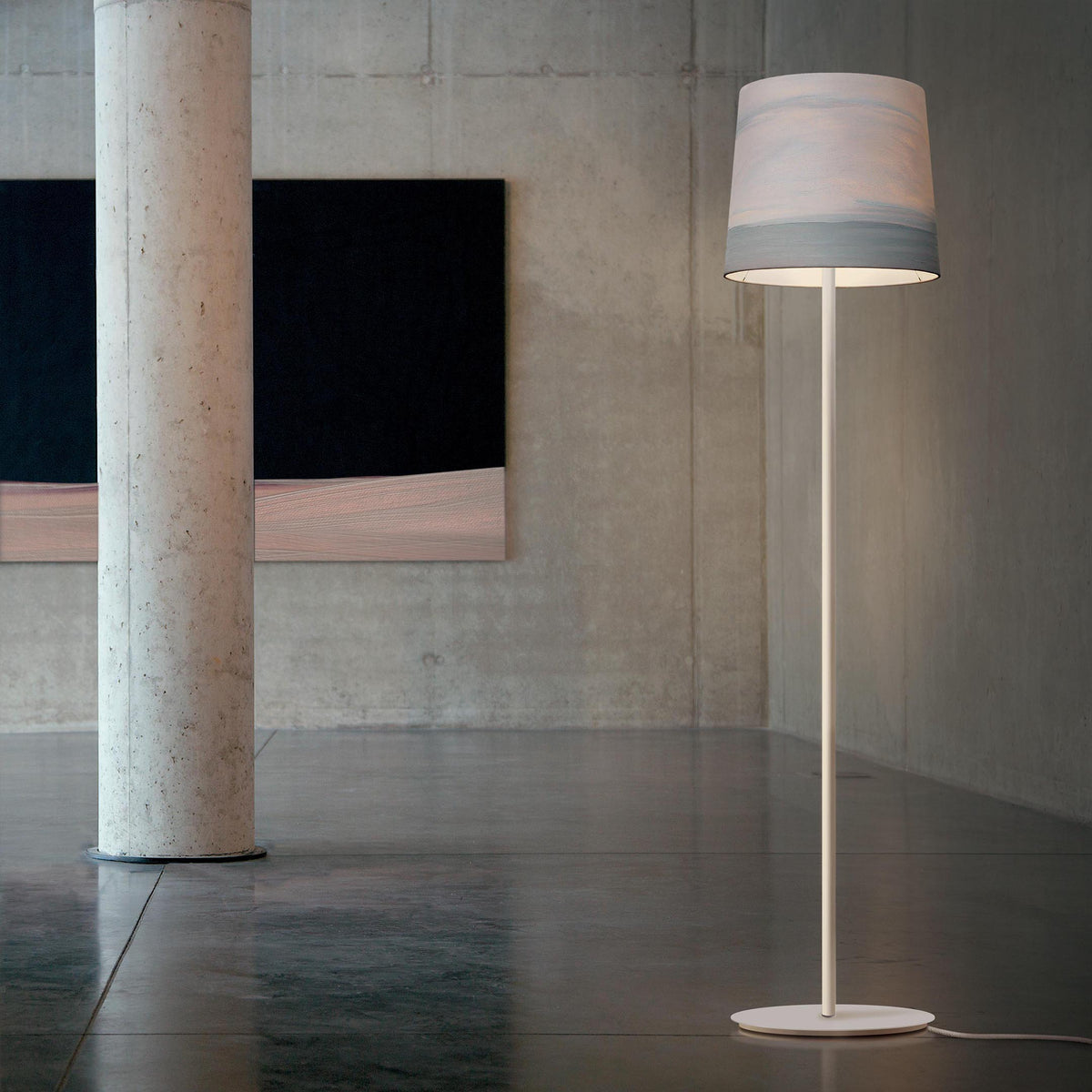 Mammalampa The Sisters – floor lamp in a concrete interior (3)