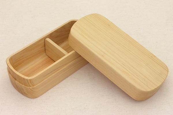 Tsunoda Seibei Kishu Hinoki Bento Box, Type S-4 – lid off, showing the divider