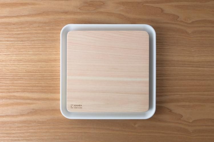 Kihara Sitaku Hinoki Cutting Board with Porcelain Plate – hinoki board set inside the porcelain plate, top view
