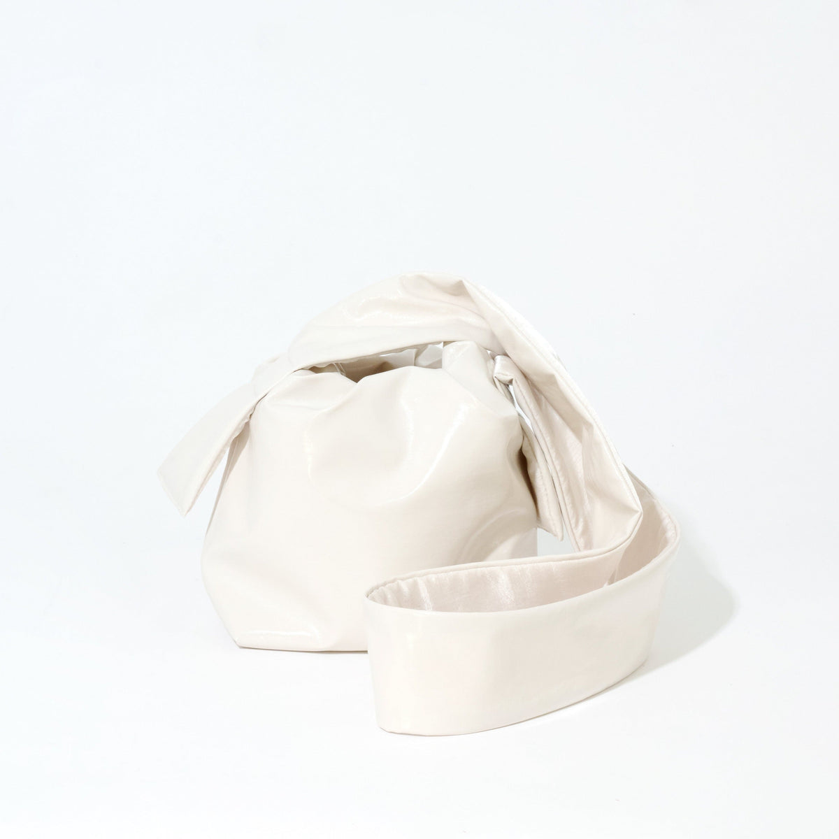 Mate Mono Tekateka glossy shoulder bag in white
