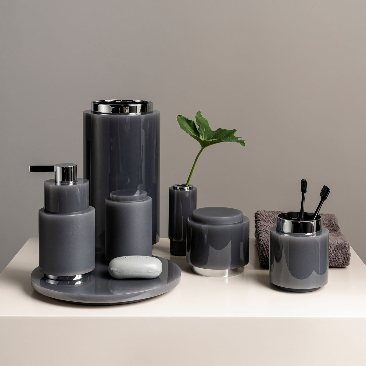 Vallvé Aro wastebasket in Graphite resin – photo 5