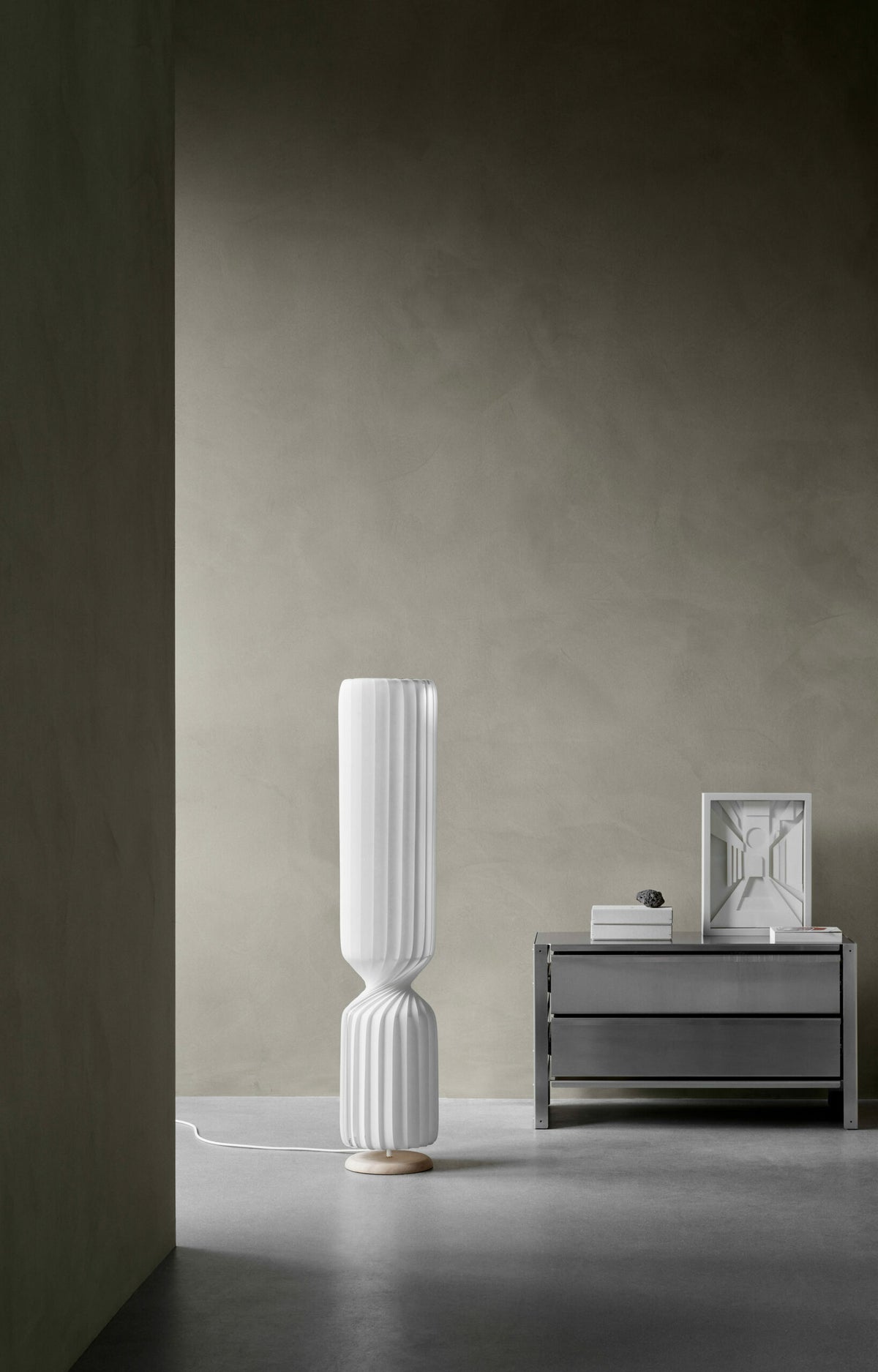 Tom Rossau TR41 floor lamp – unlit in a living room