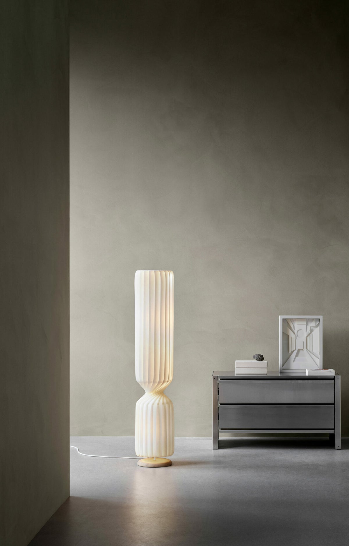 Tom Rossau TR41 floor lamp – lit in a living room