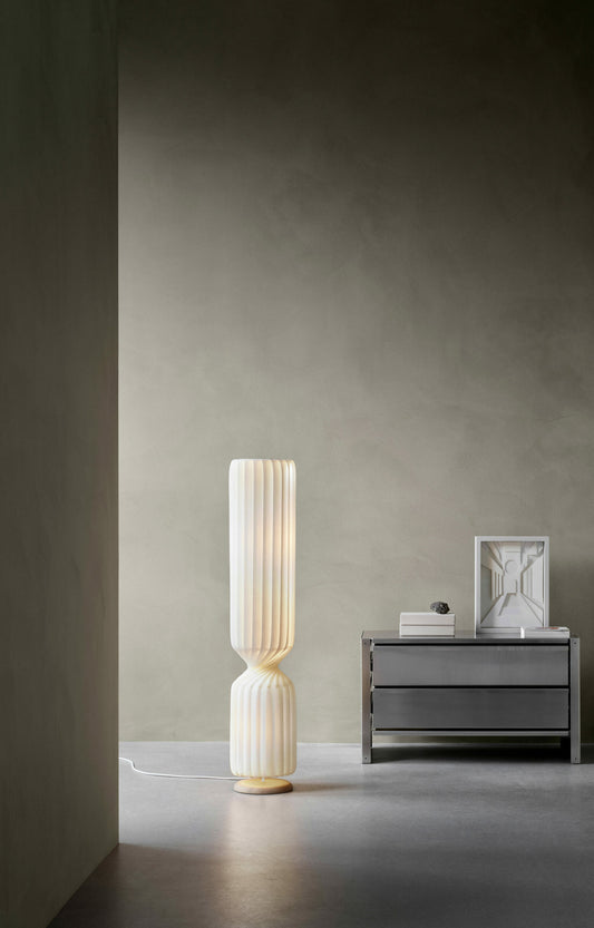 Tom Rossau TR41 floor lamp – lit in a living room