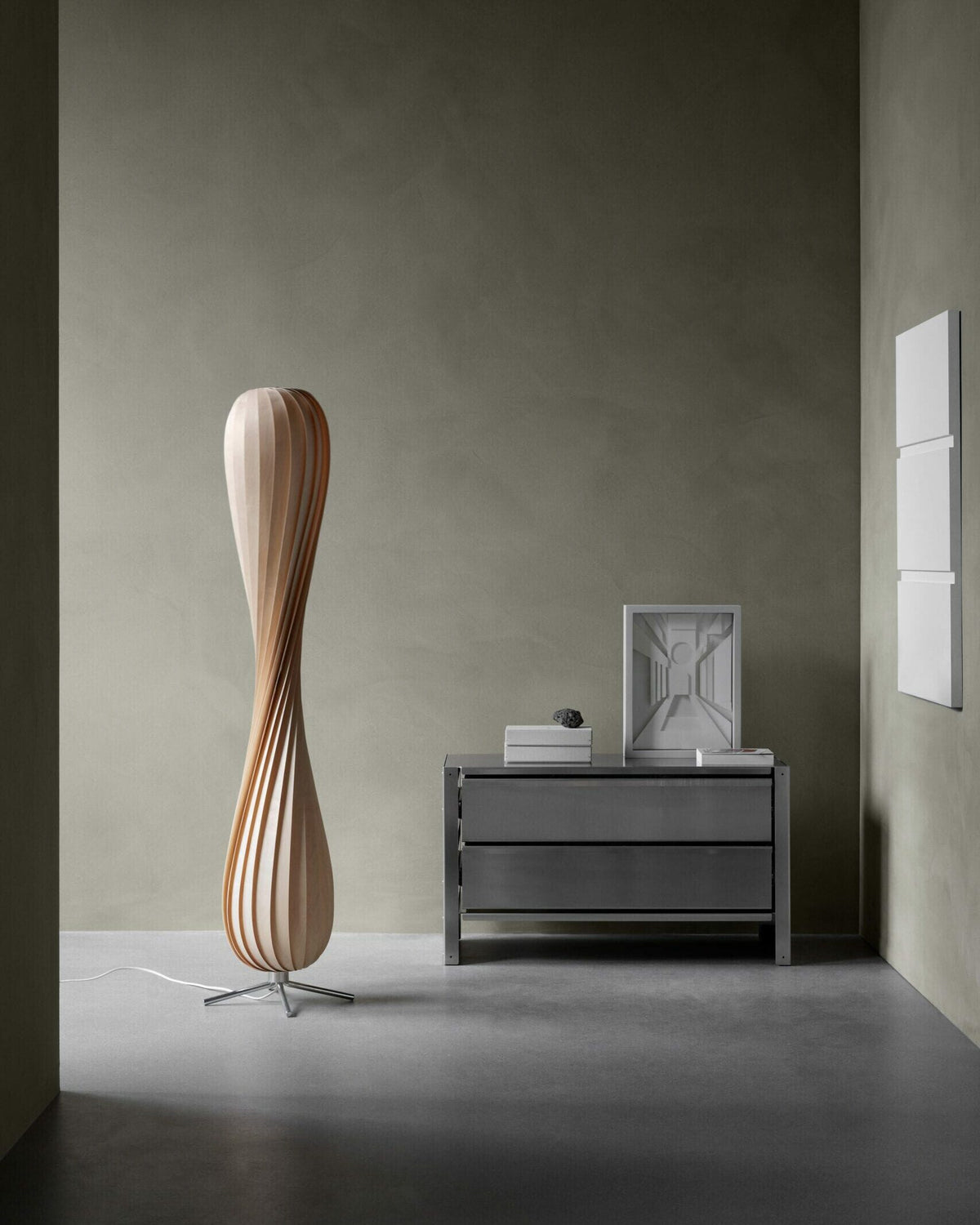 Tom Rossau TR7 floor lamp – Natural Birch, switched off