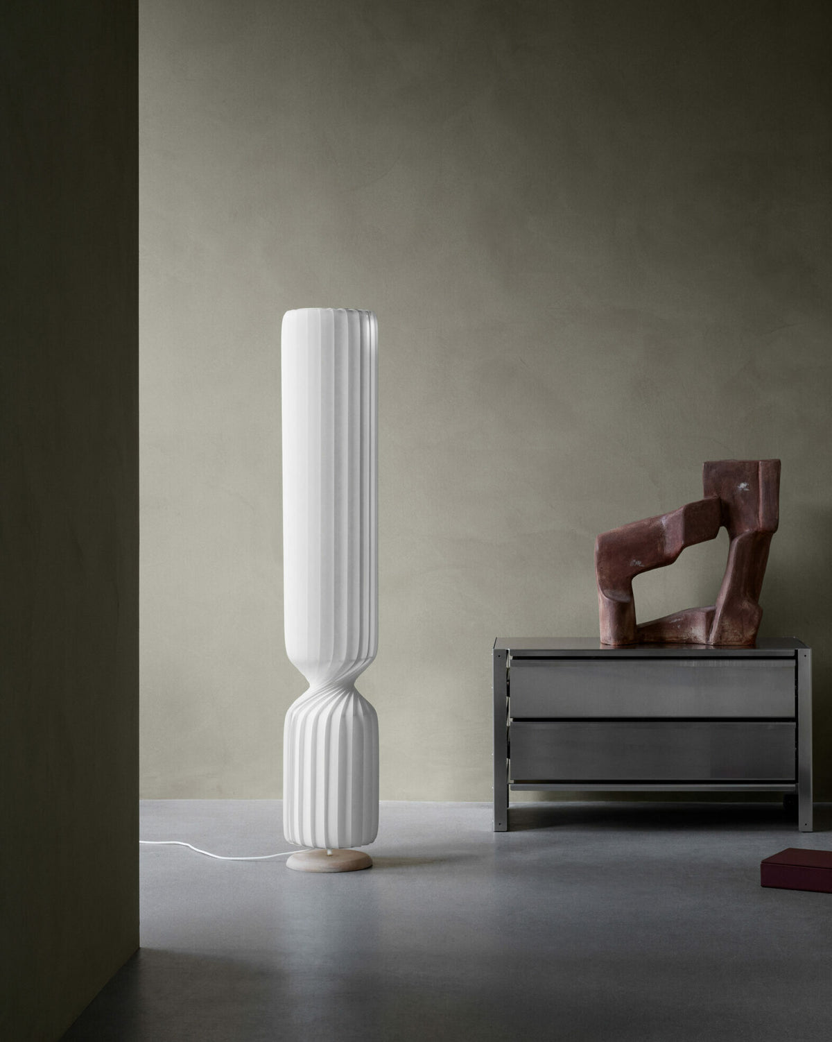 Tom Rossau TR41 floor lamp – switched off, studio