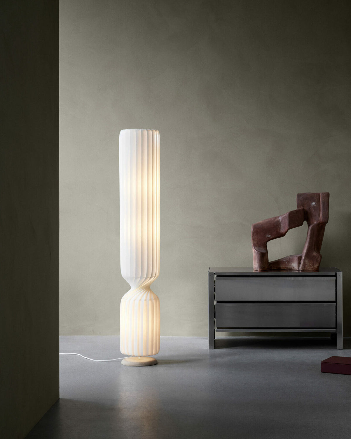 Tom Rossau TR41 floor lamp – lit, studio