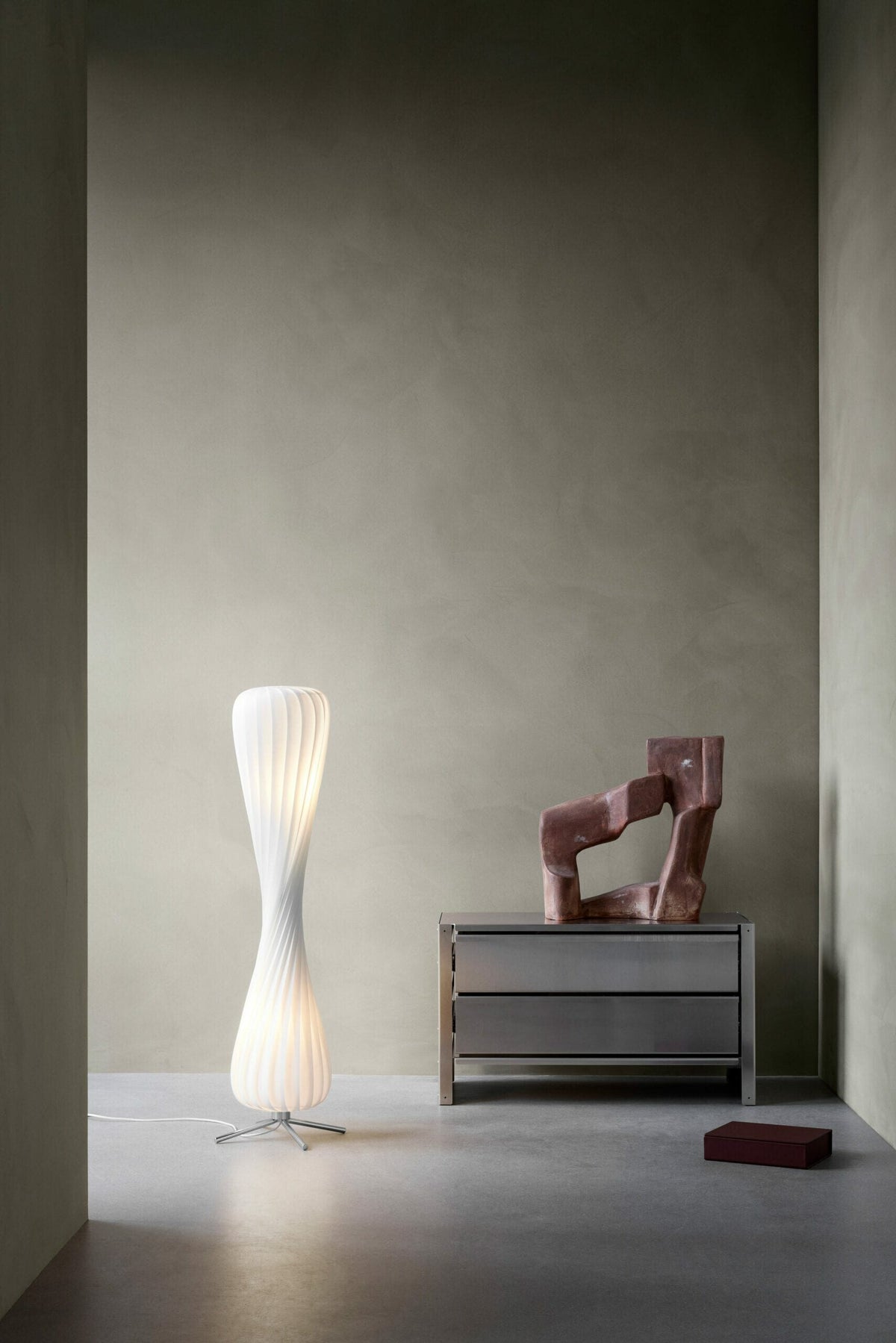 Tom Rossau TR7 floor lamp – a white version in a corner, lit