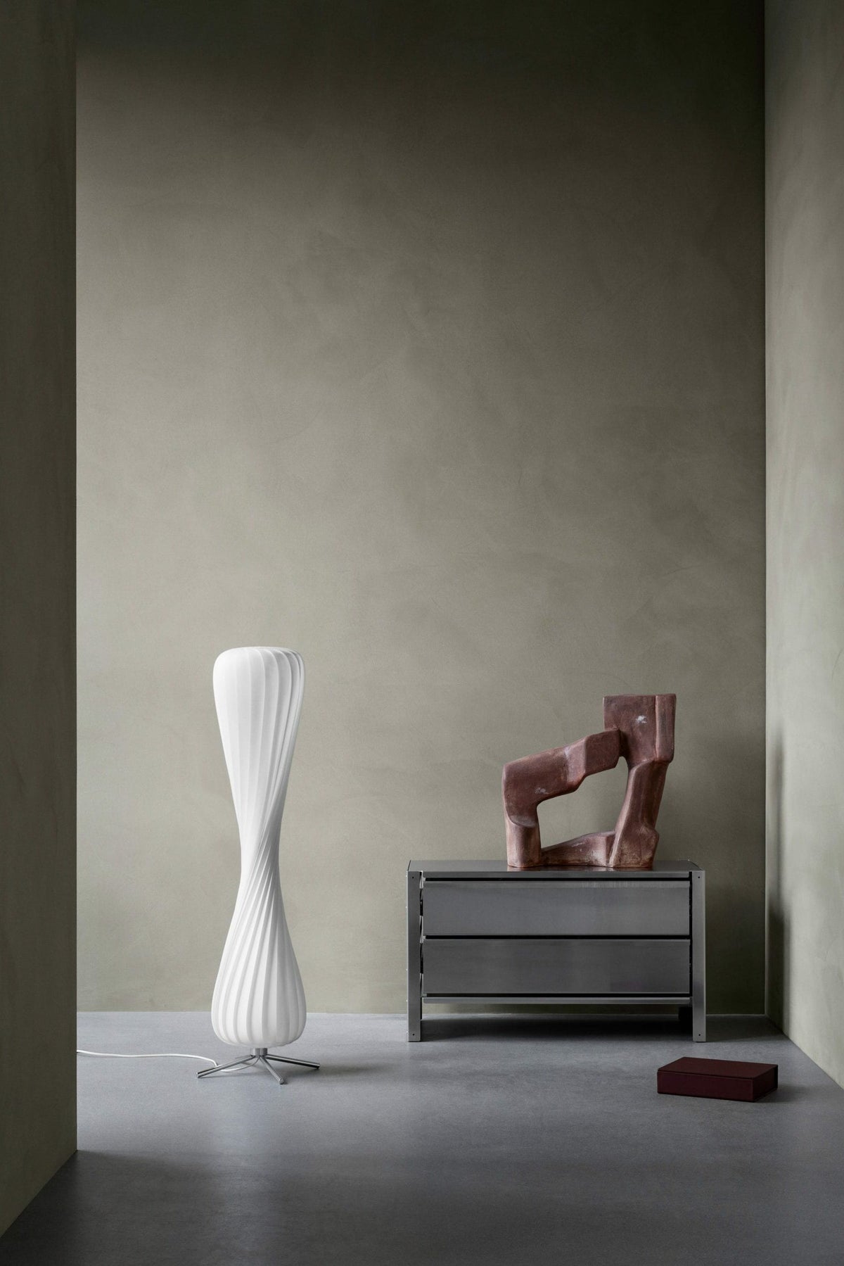 Tom Rossau TR7 floor lamp – a white version in a corner, unlit