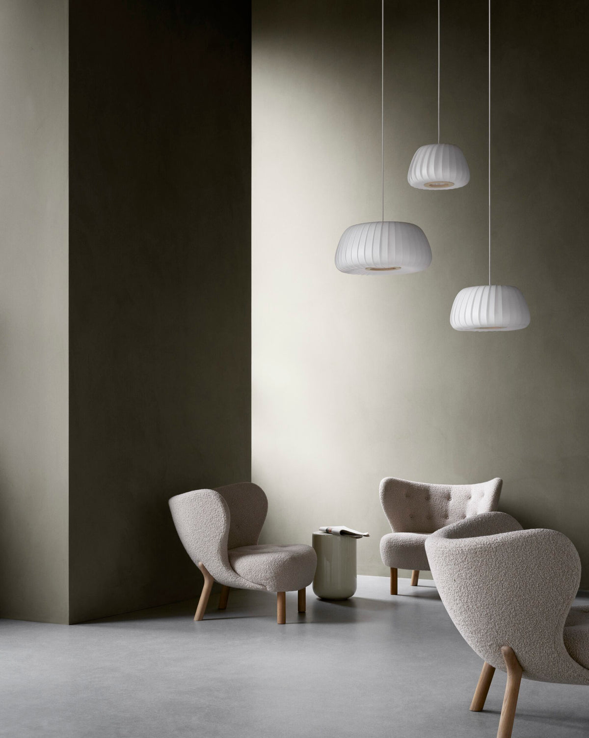 Tom Rossau TR19 pendant light – White coated paper, switched off