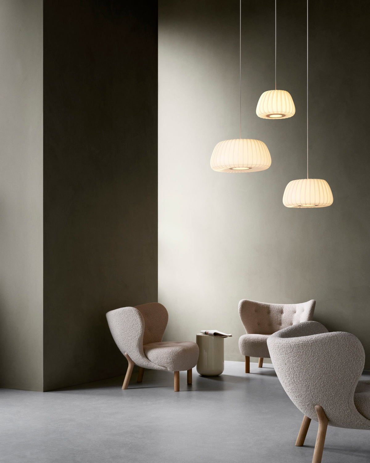 Tom Rossau TR19 pendant light – White coated paper, lit