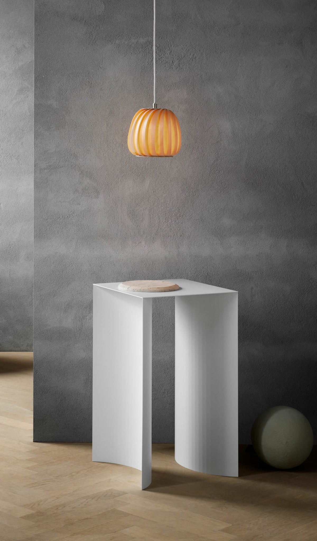 Tom Rossau ST906 Mini pendant light – lit in a living space