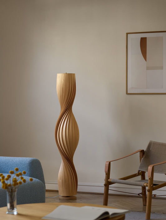 Tom Rossau TR4 floor lamp – in a room, another view