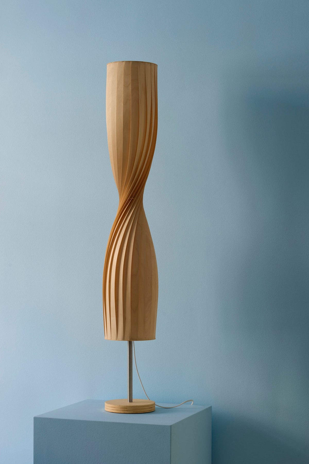 Tom Rossau TR44 floor lamp – switched off, close view