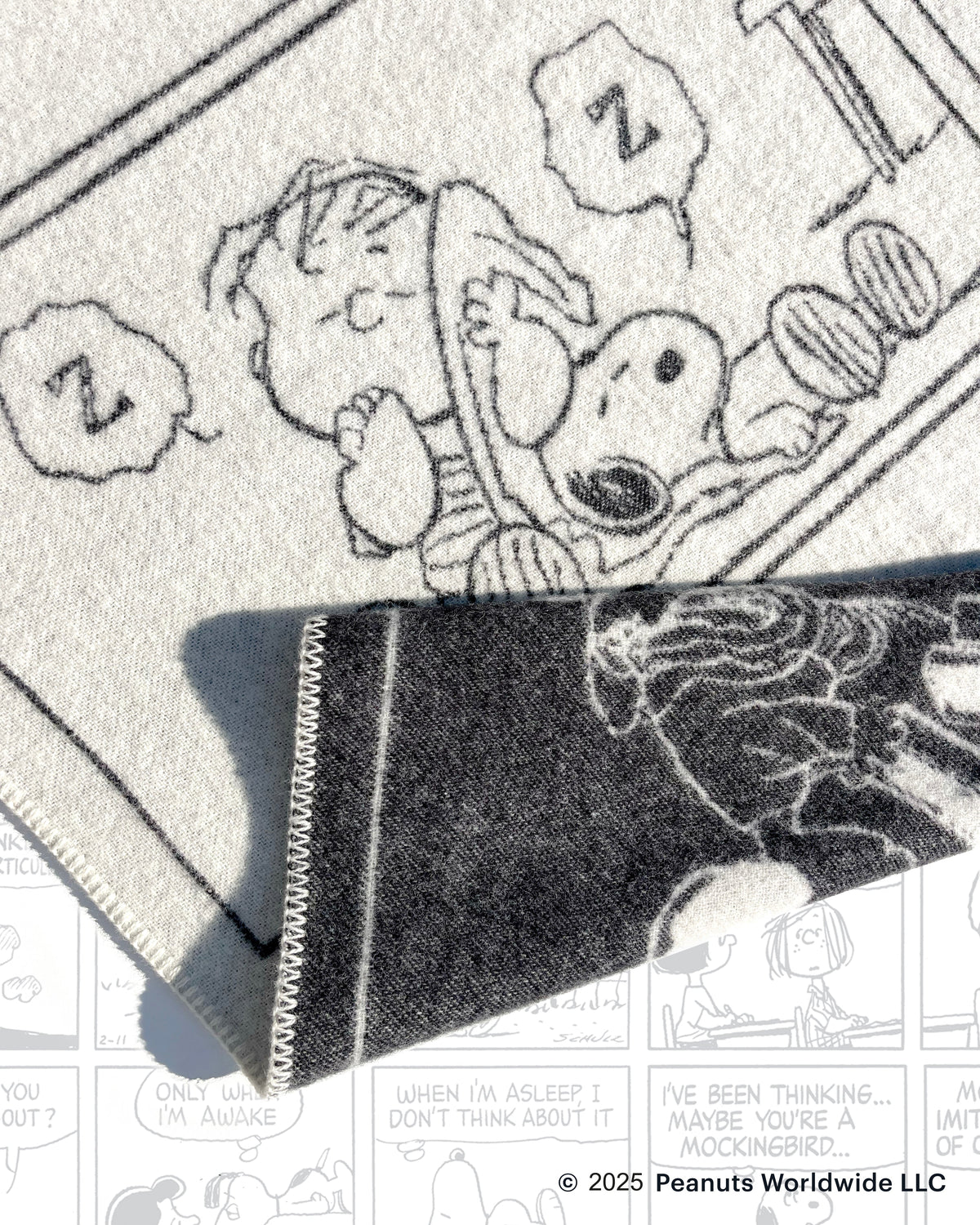 Maison Deux Peanuts Comic ZZZ Wool Blanket in Black/White – detail 4