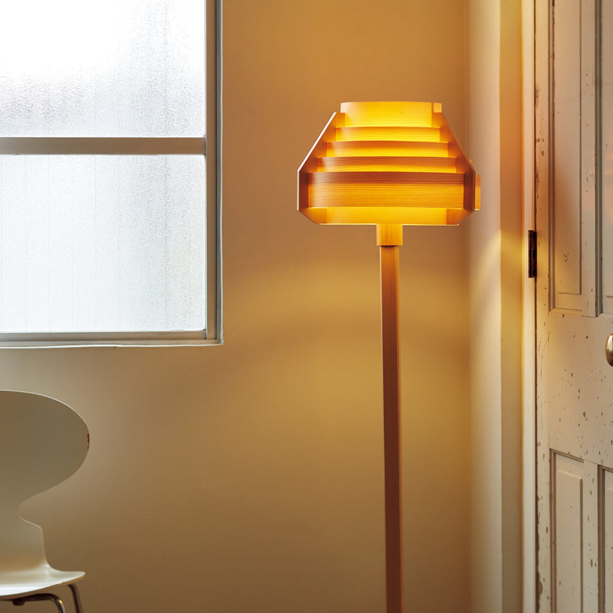Yamagiwa Jakobsson Pine Floor Lamp – detail and setting 1