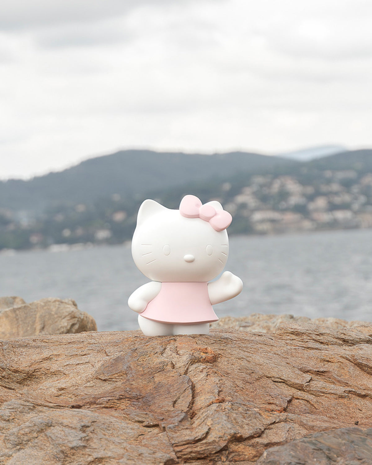 Leblon Delienne Hello Kitty Dress sculpture in White & Pastel Pink, 10.5 inch – view 10