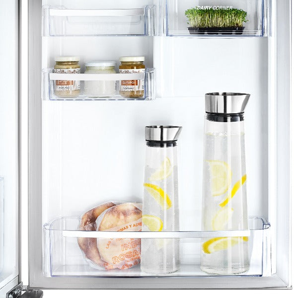 blomus ACQUA Glass Water Carafe with Steel Pour-Through Lid – ACQUA water carafe in a styled setting (1)