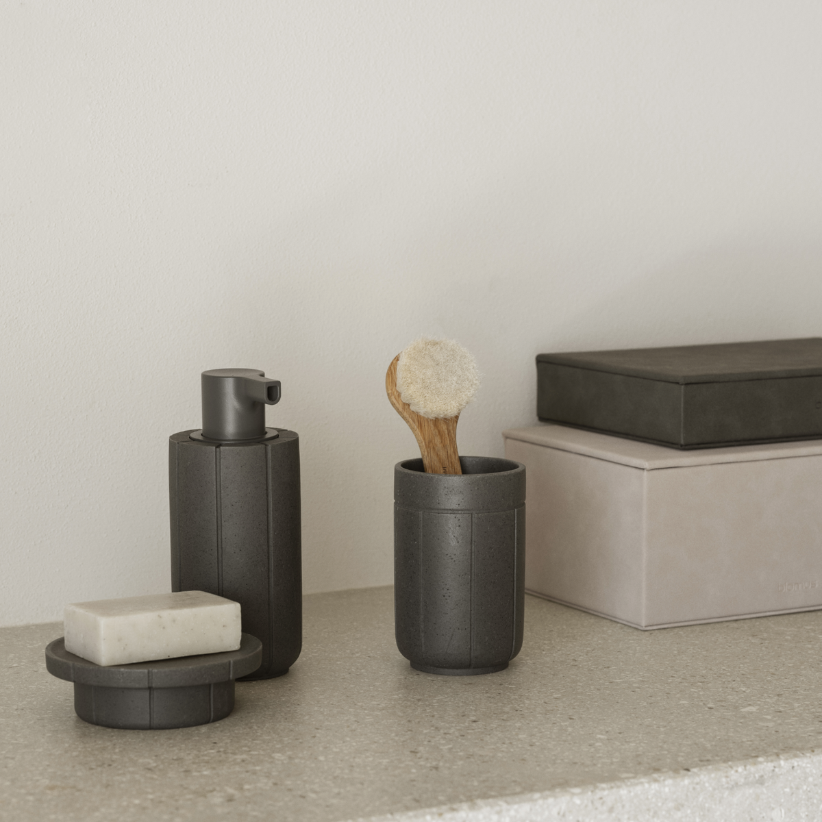 blomus KUA Fluted Toothbrush Tumbler – KUA tumbler styled with blomus SAHLA (1)