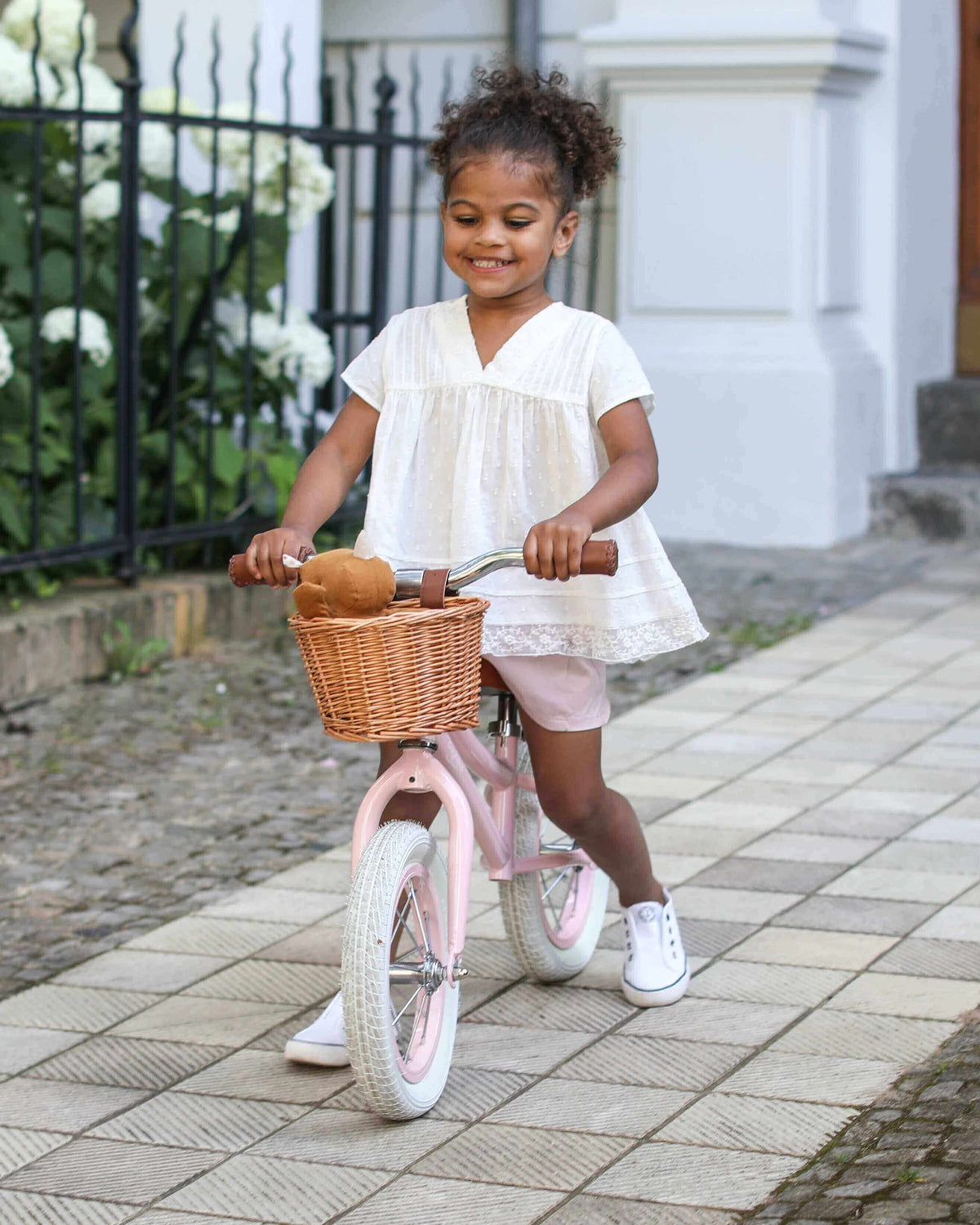 Baghera retro balance bike in pink – view 2