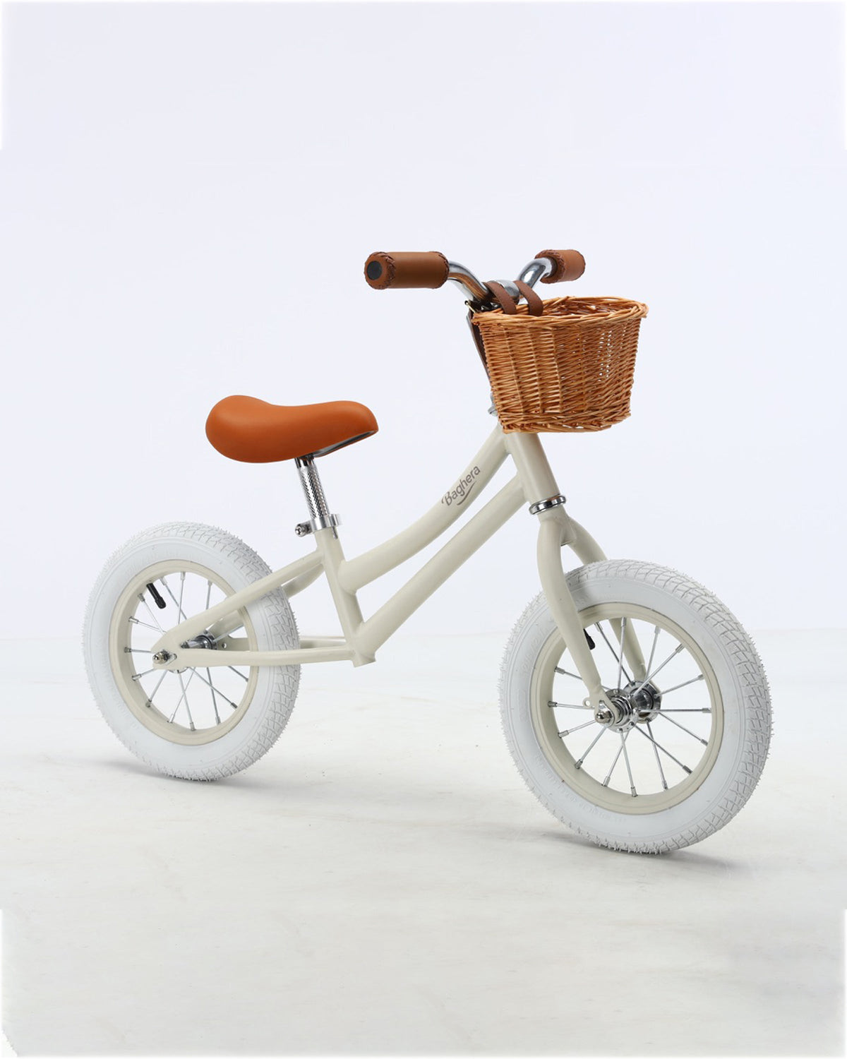 Baghera retro balance bike in ivory white with helmet – view 3