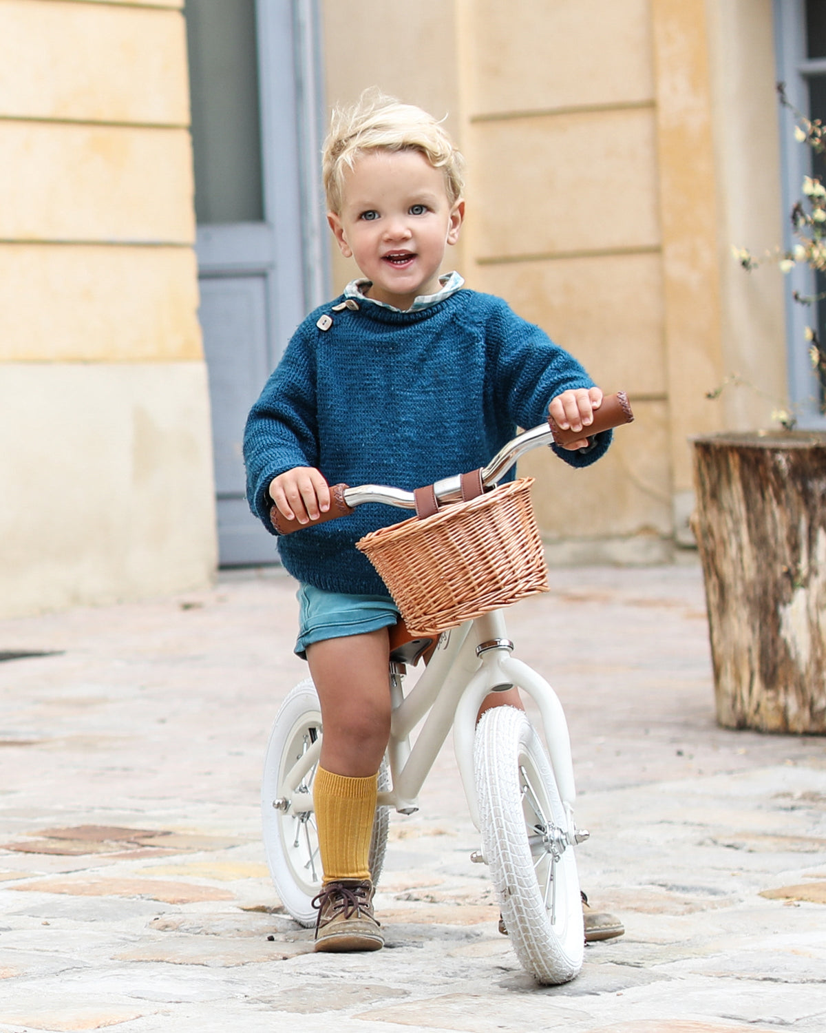 Baghera retro balance bike in ivory white with helmet – view 7