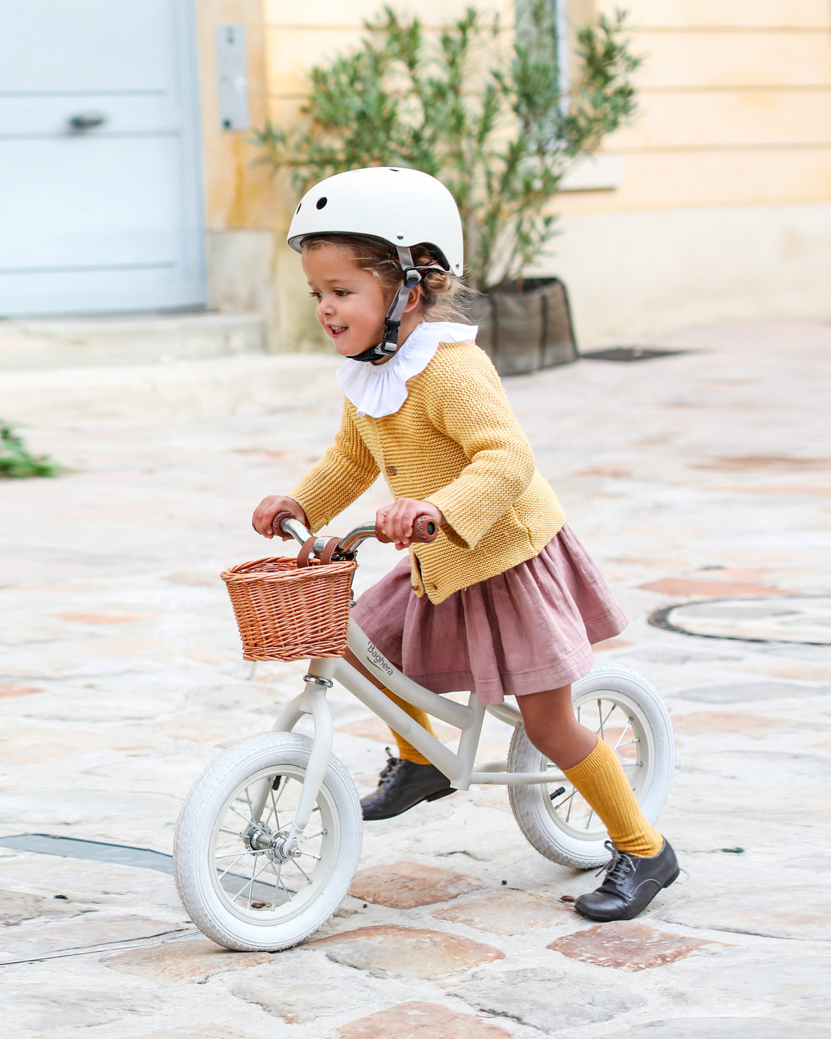 Baghera retro balance bike in ivory white with helmet – view 2