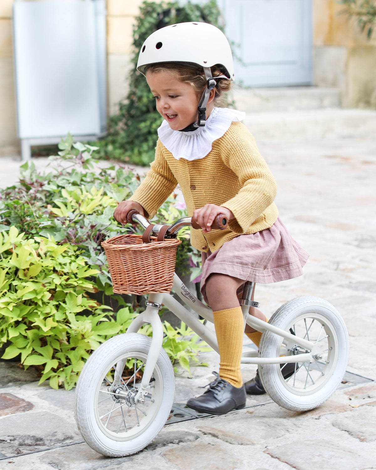 Baghera retro balance bike in ivory white with helmet – view 8