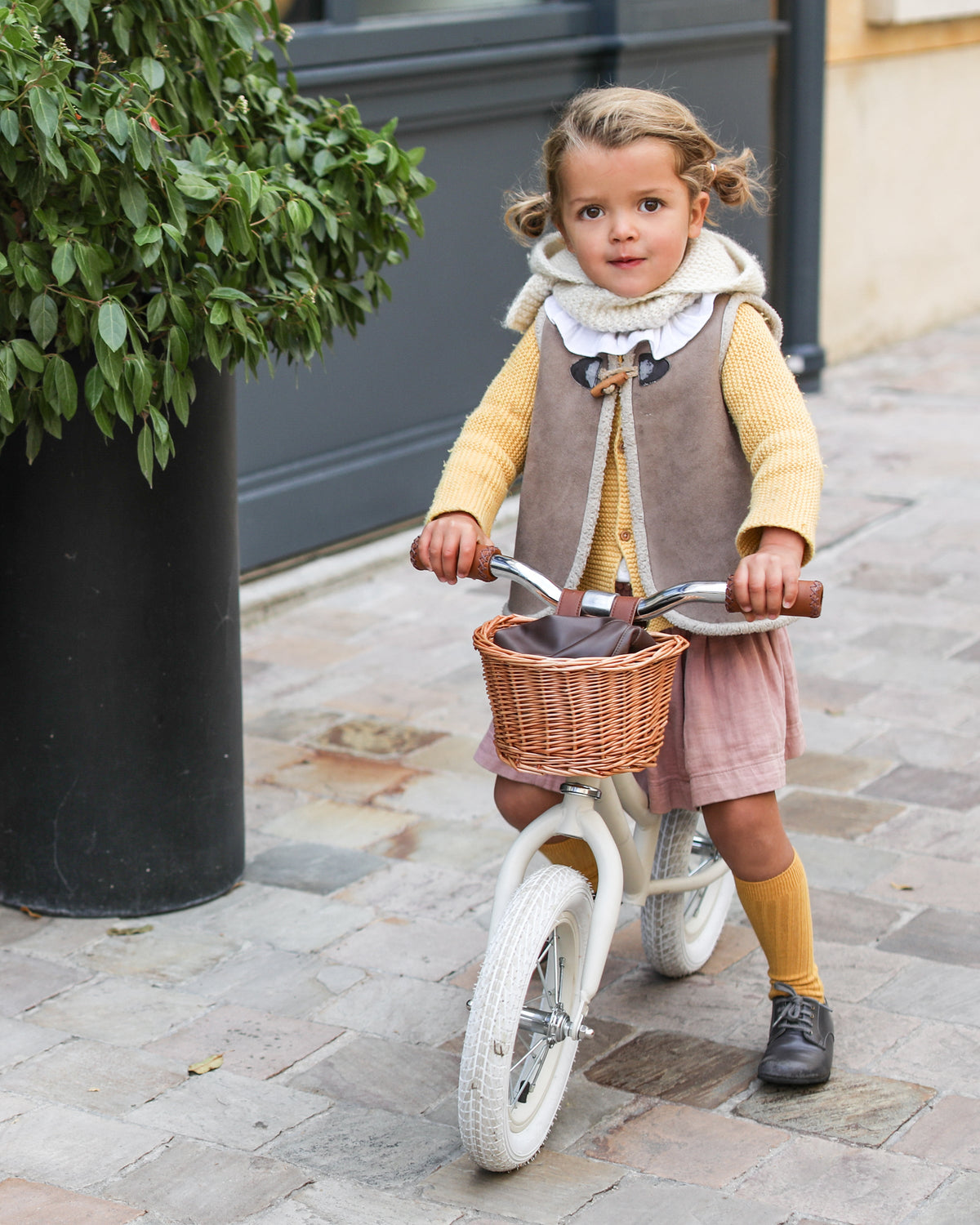 Baghera retro balance bike in ivory white with helmet – view 9